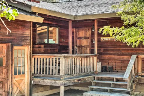 Groveland Cabin w/ Outdoor Perks & Game Room