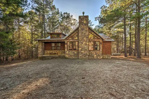 Broken Bow Cabin w/ Hot Tub ~ 6 Mi to Lake!