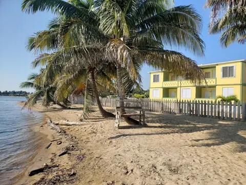 Pal's on the Beach - A Gold Standard Hotel