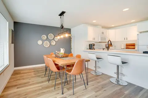 Chelan Vacation Rental w/ Balcony & Views