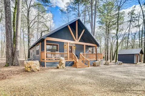 Broken Bow Cabin w/ Hot Tub ~ 5 Mi to State Park!