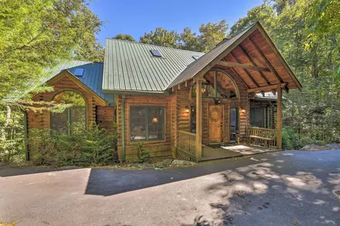 Luxury Cabin w/ Deck < 5 Miles to Sapphire Valley!