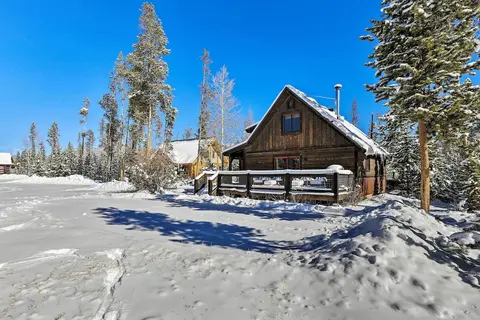 Spacious Grand Lake Cabin w/ Hot Tub & Deck