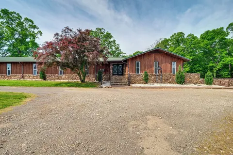Spacious Bowling Green Home w/ Hot Tub & Pool!