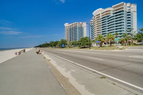 Beachfront Gulfport Vacation Rental w/ Balcony!