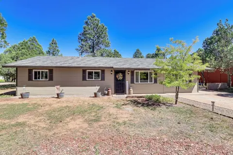 Near Woodland Lake Park: Home w/ Fire Pit!