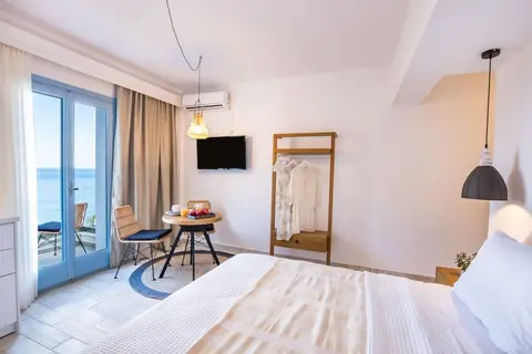 Yploui Suites 1 in Kira Panagia