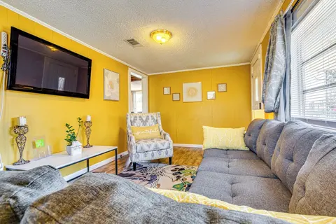 3 Mi to Lake Saracen: Pine Bluff Home w/ Grill!