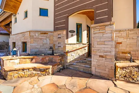 Telemark A by Avantstay Ski In/ Ski Out at the Heart of Mountain Village w/ Hot Tub!