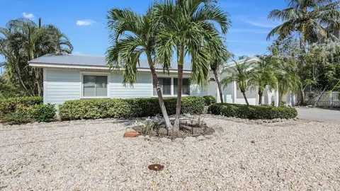 Gladiolus On The Water 3 Bedroom Home by RedAwning