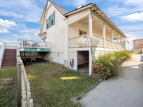 Sea La Vie 3 Bedroom Home by RedAwning
