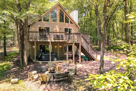 Getaway Chalet by Avantstay Hot Tub, Game Room, & Fire Pit!