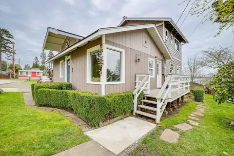 Beautiful Birch Bay Retreat w/ Deck & Fire Pit!