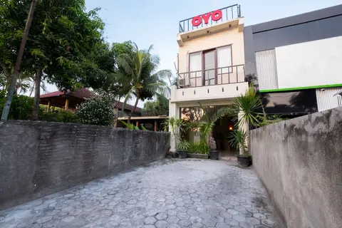 OYO 1695 Royal Senggigi Hotel