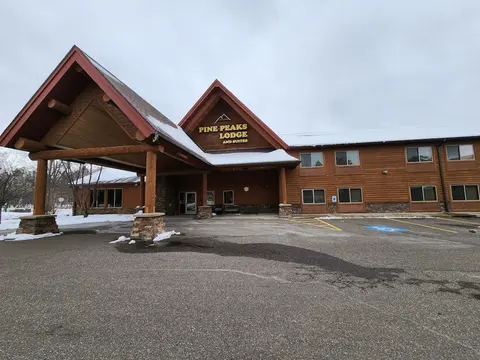 Pine Peaks Lodge & Suites