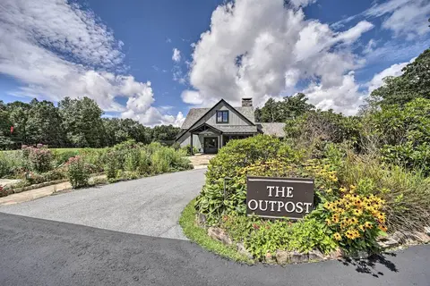 7 Mi to Ski Sapphire Valley: Resort-style Retreat
