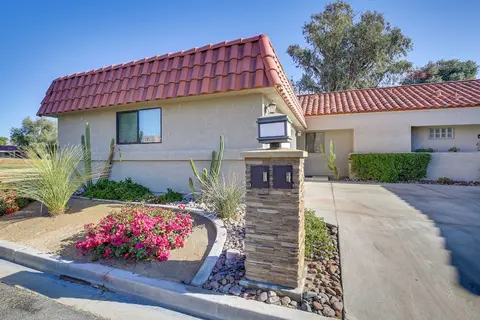 Palm Desert Condo w/ Patio & Golf Course Views!