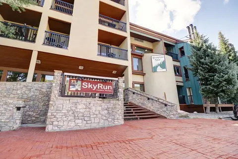 Studio with Prime Location in Heart of Center Village - CJ303 by Redawning