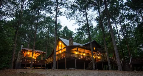 Denali Private Cabin Includes Xbox, Hot Tub, and Stone Pizza Oven by Redawning