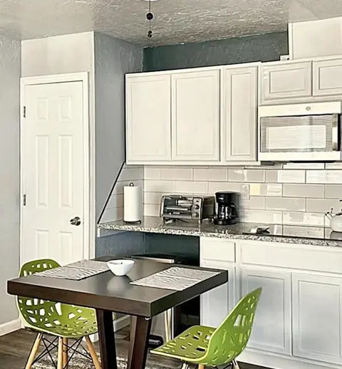 Clean Cozy 1-bedroom Near Plaza District 32C