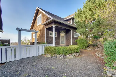 Oceanfront Moclips Escape w/ Deck & Beach Access!