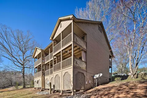 Private Balcony & Pool Access: Lake Lure Studio!