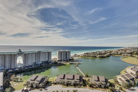Seaside Bliss: Destin Retreat w/ Community Pools!