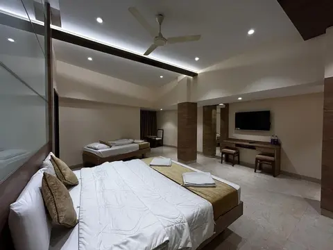 The Paradise Hotel - Luxury Stay
