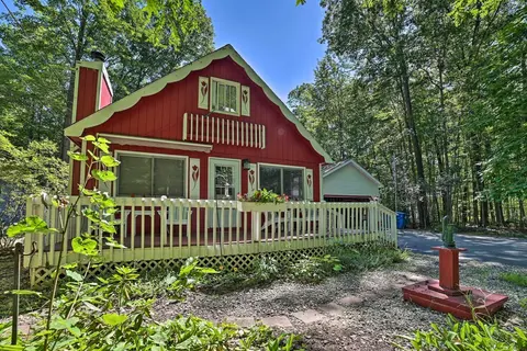 Lovely Roscommon Cabin < 3 Mi to Higgins Lake!