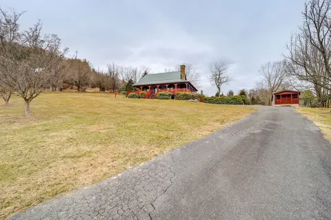 Charming Boone Cabin < 9 Mi to Appalachian Ski Mtn