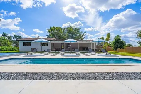 4br Biscayne River Home: Pool & Pickleball Fun 4 Bedroom Home
