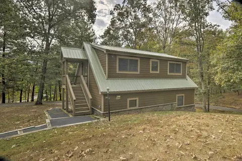 Couples Cabin - 5 Mi to DT Berkeley Springs!