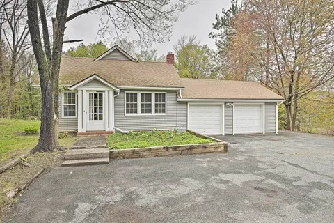 Beautiful Lenox Home, 3 Mi to Shakespeare & Co!