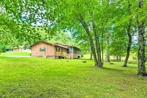 Grand Murphy Cabin w/ Fire Pit & Game Room!