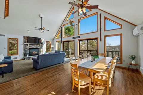 Lake View Chalet by Avantstay Lake Access Deck