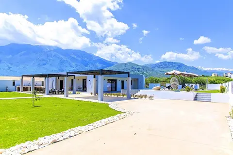 Villa Solaris Heated Pool & Hot Tub
