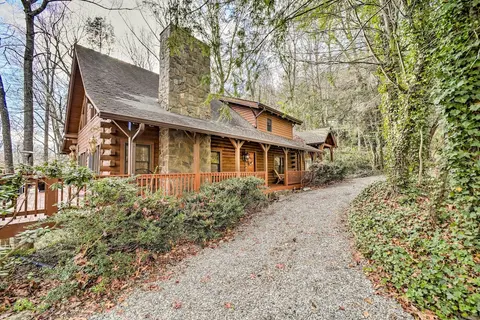 Walk to Golfing: Grand Maggie Valley Cabin!