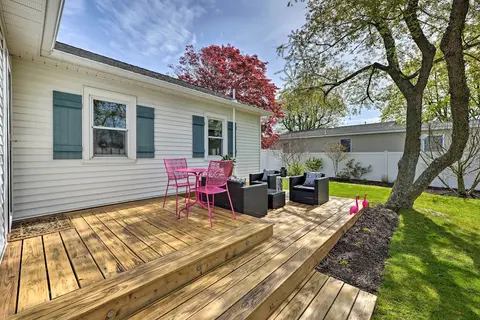 Cozy Villas Beach Cottage: Blocks to Bayshore