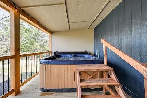 Lovely Broken Bow Cottage w/ Hot Tub & Fire Pit!