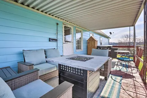 Charming East Bernstadt Retreat < 6 Acre Farm!