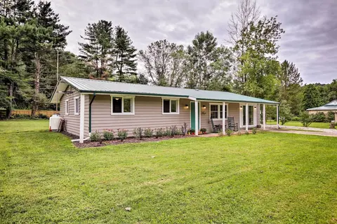 Cottage w/ Yard + Grill ~ 21 Mi to Hocking Hills!
