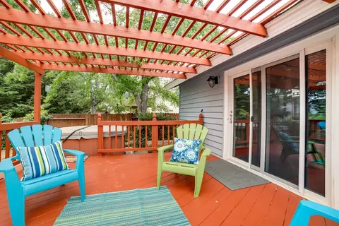 Pet-friendly Home w/ Hot Tub! 6 Mi to Dtwn Reno