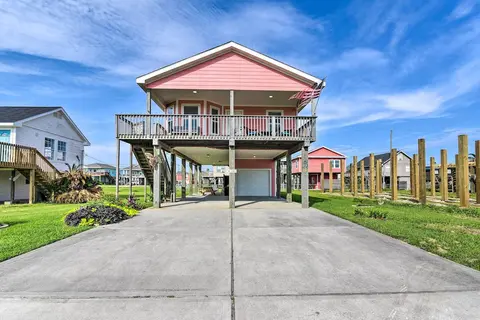 Walk to Sea Isle Beach: Bright Galveston Home!