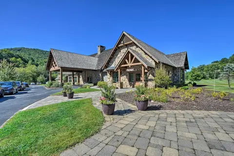 Modern Mountain Cabin w/ Resort-style Amenities!