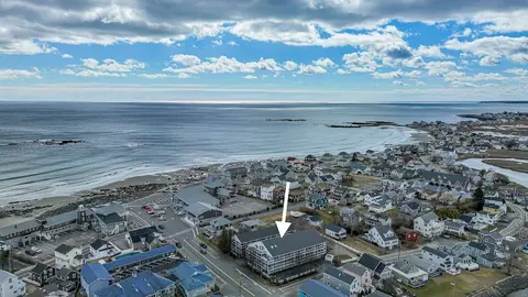 All is Wells Incredible Location! Walk to Beach
