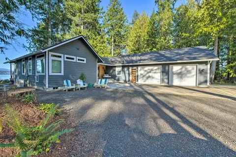 Mid-century Cabin w/ Deck & Puget Sound Vistas!