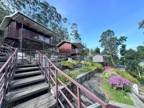 Hilltop Munnar by Fracspace