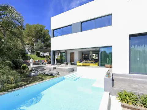 Holiday Home With Manicured Gardens