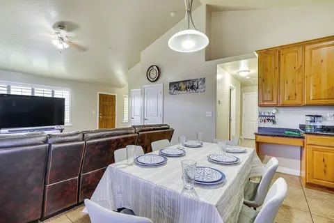 Hike, Golf & Ski: Family Home in South Jordan