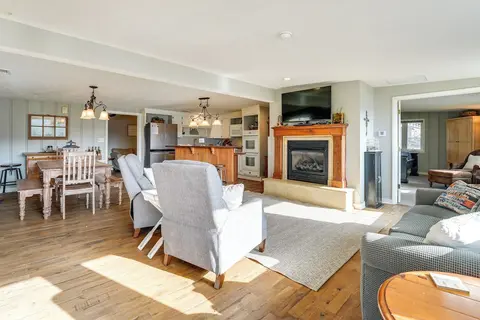 Cozy Table Rock Lake 'boathouse' w/ Pool Access